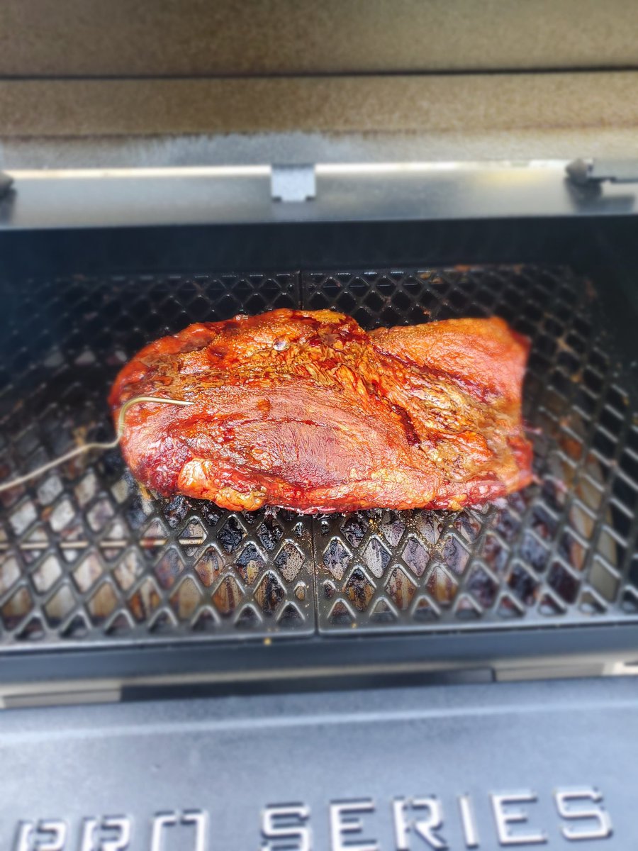 Ingram5Curtis's tweet photo. When @Zacharywehr1  executive chef for 2589 delivers on smoked brisket for the store, smoked wings up next #lookatthatsmokering @LauraG813R1 @DonCrigger1 @BlueBoxR1 @AlyshaKellie @BrianMoorehea13 @Amanda53250660 https://t.co/CyWxijZuuU