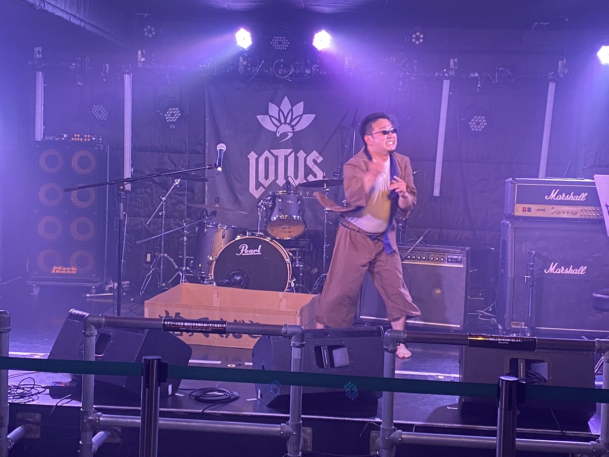 sametamisosiru's tweet photo. 紹介をもらい少しトークを…
音楽ライブなので一瞬、弾き語りっぽく見えてしまうw
ネタをやってますが…紙をよ~く見ると…
そしてコスプレでコントを…w
本当に楽しませて頂きました…
ありがとうございました!
#APLACETORETURN https://t.co/TRk3GwDLDt