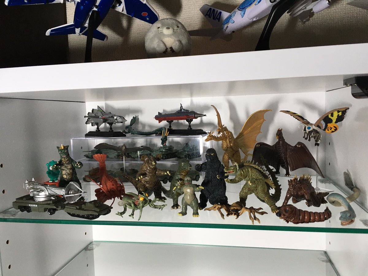 ロータイプのコレクションラックにゴジラのHGガチャ系とか食玩系を収納
