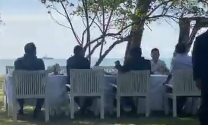 ในขณะที่รัฐบาลไปนั่งกินข้าวริมทะเล บอกเหนื่อยบอกขอพัก มองกลับมาที่ทีมแพทย์ลำพังคนไข้ที่ต้องรักษาชุดที่ใส่เวลากินข้าวยังไม่มีเลย แค่เอาวัคซีนดีๆมาให้พวกเขาไม่ได้หรอ!!!
 #ฉีดPfizerให้บุคลากรการแพทย์