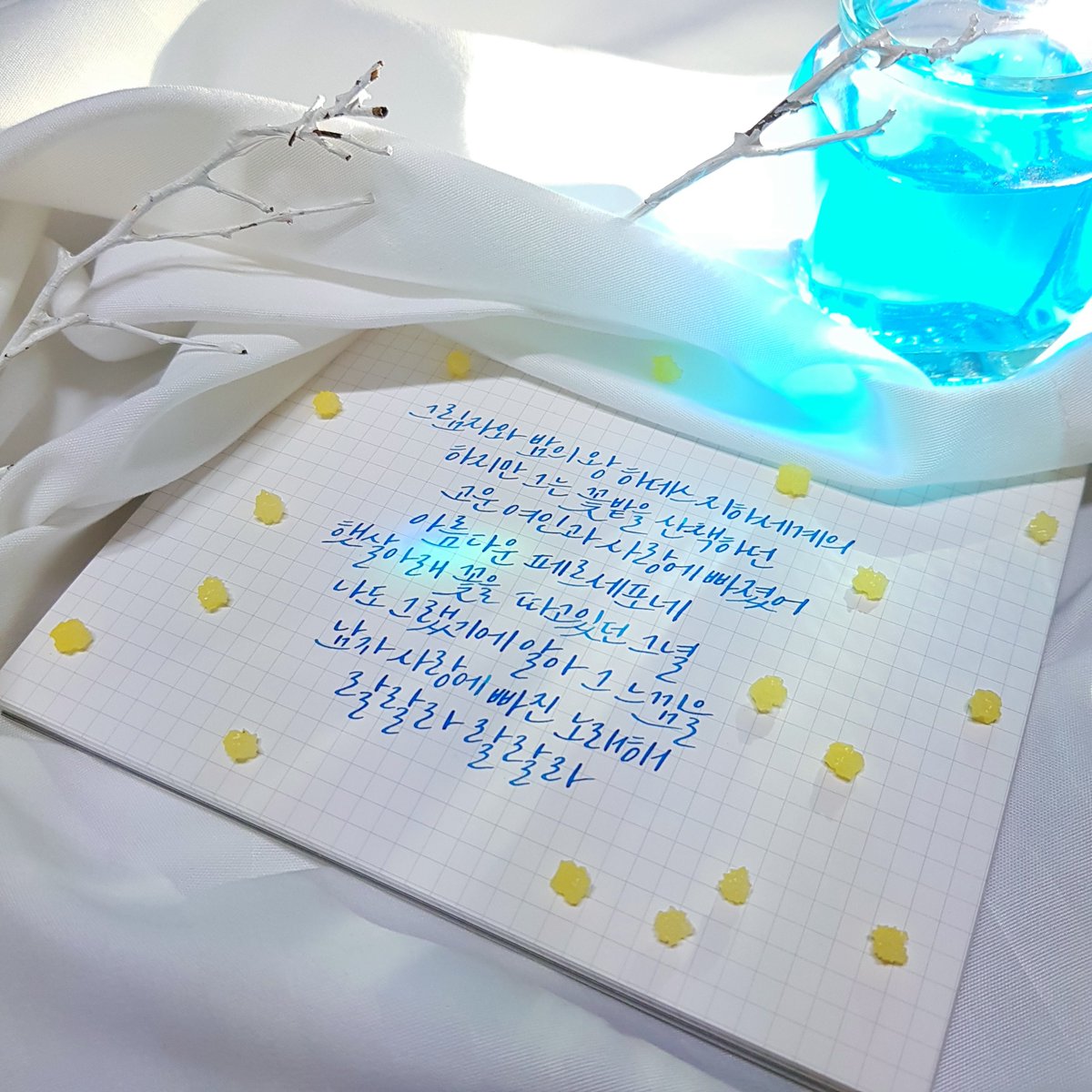 Fore_Light_0314's tweet photo. 🌹뮤지컬 하데스타운 넘버 Epic III 캘리그라피
고운 여인과 사랑에 빠졌어
아름다운 페르세포네
햇살아래 꽃을 따고 있던 그녈
·
·
- Epic III 中

넘버 듣다가 캘리 도구 넣기 전에 몇 글자 적어봤는데 마음에 든다💛 급하게 찍어서 사진 퀄은 낮아요😭
#하데스타운 #EpicIII #캘리그라피 #라잇_캘리 https://t.co/mDsI0OI8Sb
