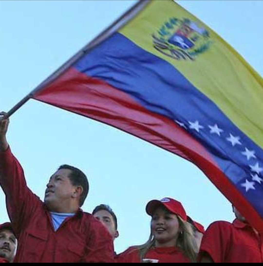 #FelizDomingo Recordando esta emblemática imagen de nuestro máximo líder @chavezcandanga
Junto a nuestra actual alcaldesa #Guaicaipuro @wisely_alvarez en vísperas del #5Julio
#4dejulio 
#FirmezaPatriotica 
@NicolasMaduro @Shaktive @VTVcanal8 @PartidoPSUV