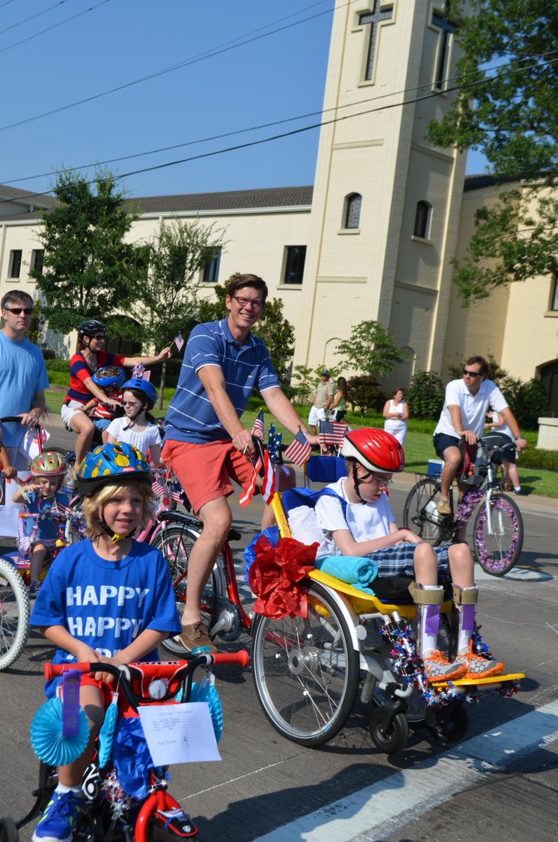 help4chris's tweet photo. We at #Help4Chris want to wish everyone a happy and safe Fourth of July! We hope you spend the holiday with friends and family, and remember to be safe on the roads ❤️🇺🇸🗽 https://t.co/fZZ6gyKUgR