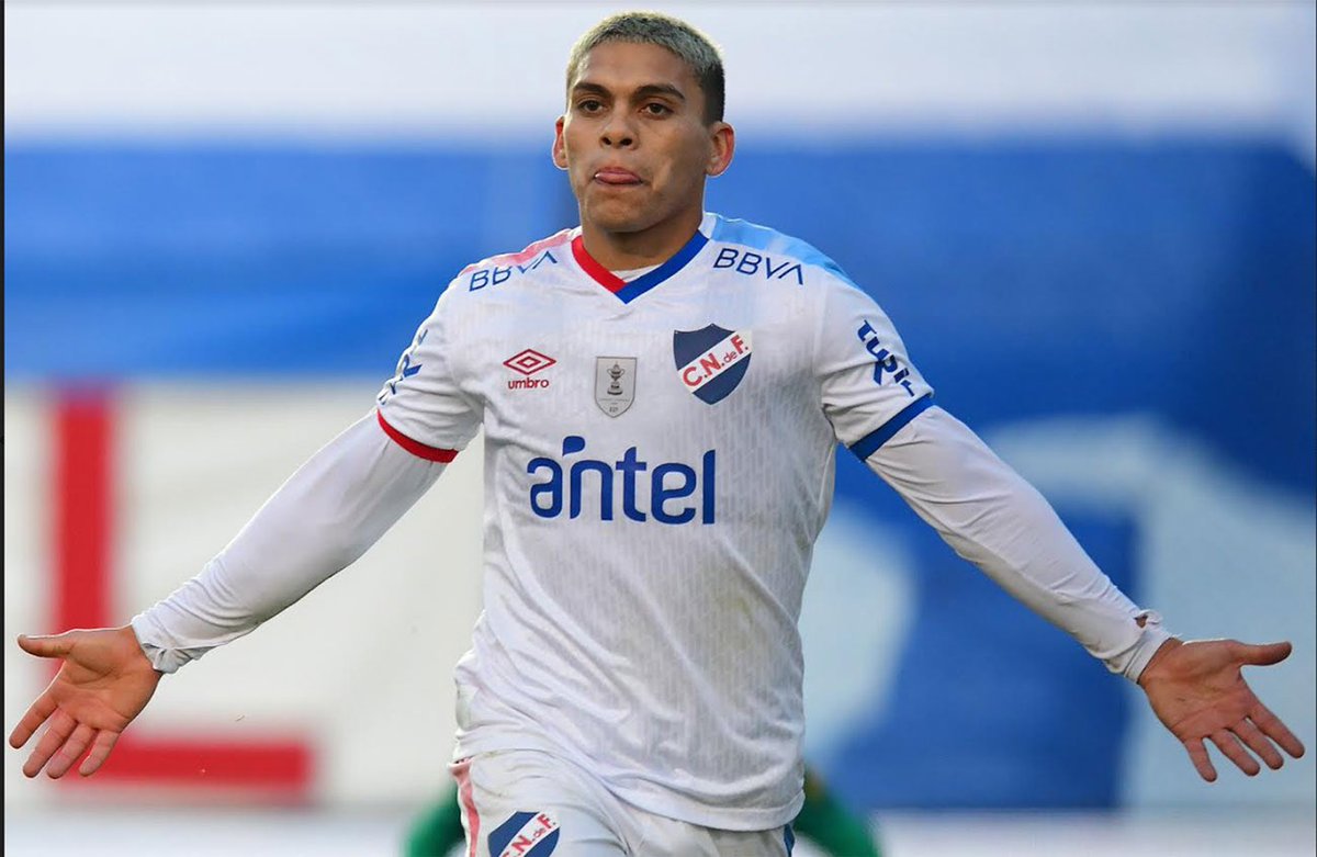 AnaInesMartinez's tweet photo. #Nacional ganó el clásico que empezó anoche en Brasilia. Le sacó ventaja a Peñarol desde la panificación de Cappuccio. El DT confió en los 3 jugadores que estaban en la selección, y que pese a no haber sido utilizados por tabarez, llegaron y marcaron la diferencia (SIGUE) … https://t.co/oObPPPSxQL