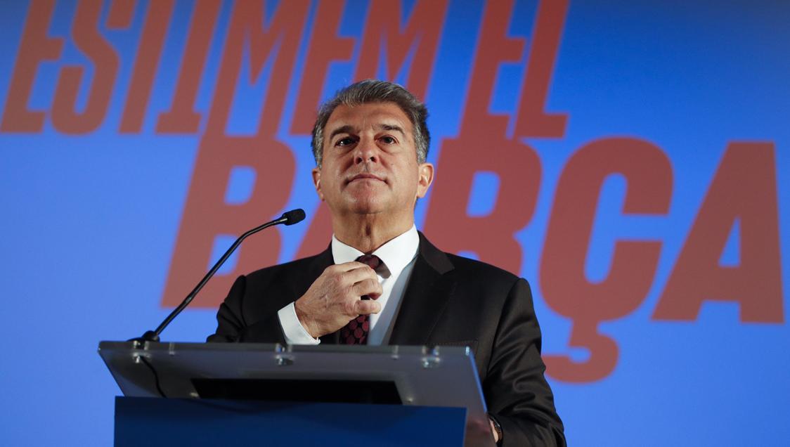 FCBRAC1's tweet photo. ‼️ Notícia @EsportsRAC1 🎙️ @gerardromero 

El Barça pot tenir més d'un 50% menys del límit salarial que tenia aquesta temporada, que era de 347 milions d'euros. Molts futbolistes s'han de rebaixar la fitxa per poder inscriure jugadors. 

Més detalls al #TuDiràs https://t.co/OSVi8SKjlB