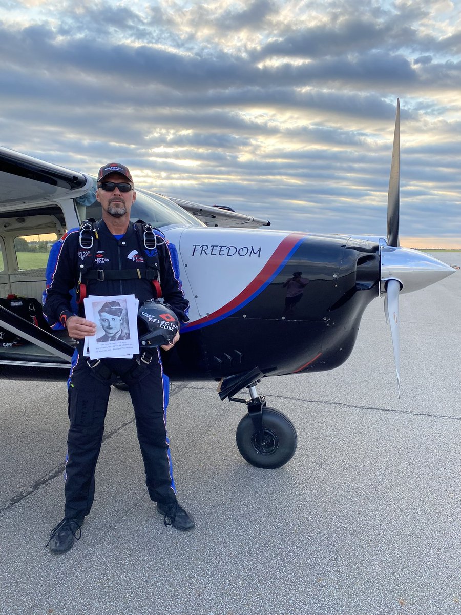 teamfastrax's tweet image. It was an #OnTimeOnTarget performance by #AmericasSkydivingTeam last night in Lucas, OH

This performance was dedicated to Private First Class Colonel Fugett who died Mar 20 1945 in Germany during WWII. 

Pictured with #TeamFastrax are family members of PFC Fugett.