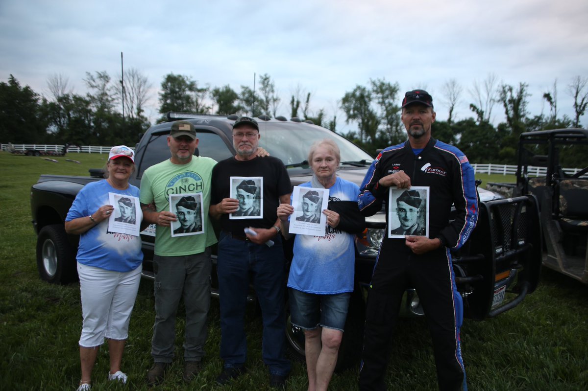 teamfastrax's tweet image. It was an #OnTimeOnTarget performance by #AmericasSkydivingTeam last night in Lucas, OH

This performance was dedicated to Private First Class Colonel Fugett who died Mar 20 1945 in Germany during WWII. 

Pictured with #TeamFastrax are family members of PFC Fugett.