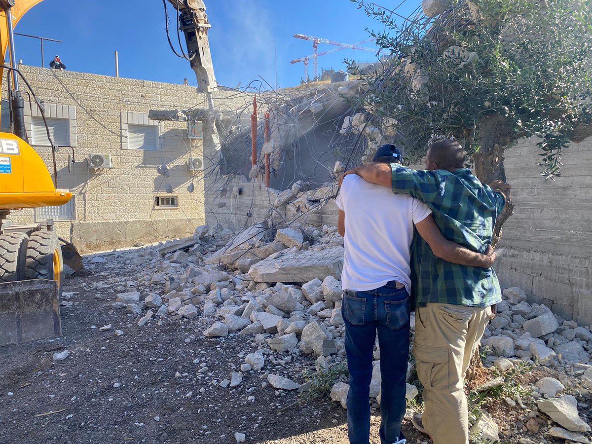 MunaHawwa's tweet photo. اليوم كلكم حتناموا في بيوتكم، بس عائلة السيد محمد عدنان درويش في قرية العيساوية في القدس المحتلة ما حتنام من الألم رغم الصمود. الاحتلال أجبره اليوم على هدم بيته بيده أو ستهدمه البلدية أمامه ويتوجّب عليه فوقها دفع 300 ألف شيقل أي 92 ألف دولار! هذا حال المقدسيّ أمام ذلّ الاستيطان.. https://t.co/XGYc6KDzlj
