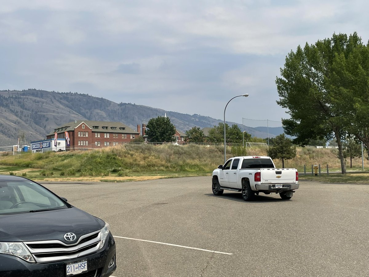 BillFortierTV's tweet photo. We’re in Kamloops, where the Tk’emlúps te Secwépemc First Nation, despite its own recent trauma, has opened its land and its hearts to the evacuees of Lytton, BC. People here tell me the volunteers have been amazing and the donations, overwhelming. #BCWildfire https://t.co/a109G9TN06