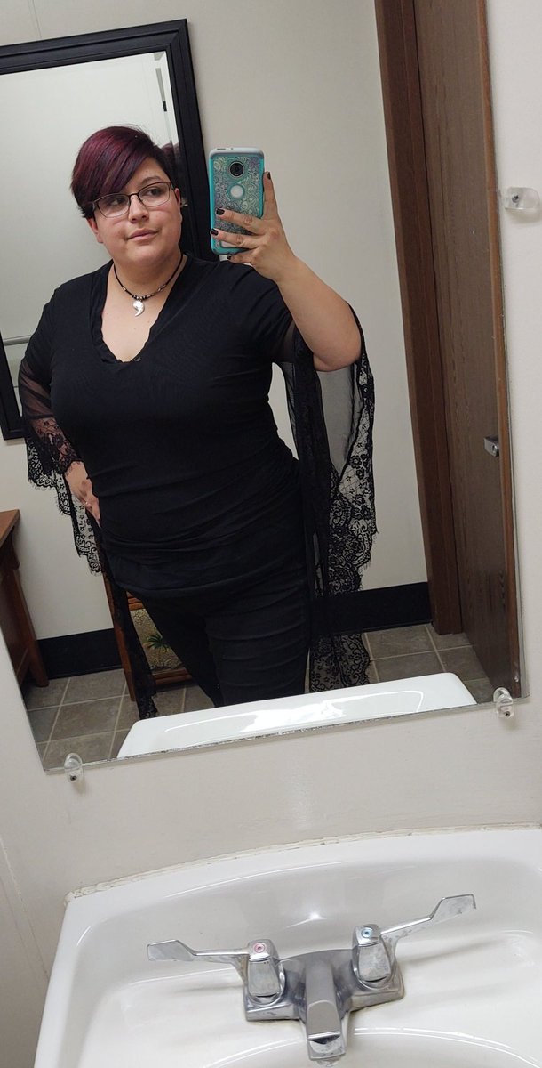 AliEasterling's tweet photo. @JuicyBodyGodde1 I Used look at myself And think I was so fat and ugly because I wasn't a size 2, then I found your videos and now I realize I'm curvy and beautiful,so  bring me my chicken nuggets baby,  #2somethintodosomethin https://t.co/Dsf0kiQPdG