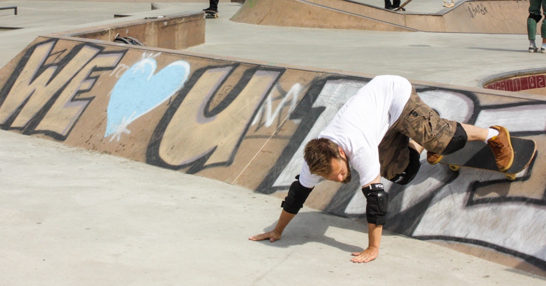 SK825 Calgary tweet media