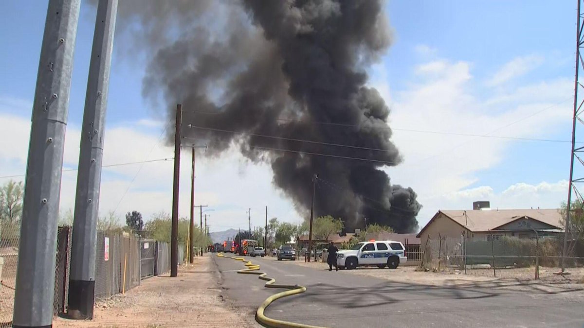 azfamily's tweet photo. #BREAKING: Crews responding to 1st-alarm fire at central Phoenix salvage yard https://t.co/HtVvl02Tqg https://t.co/8bTchrvpxG