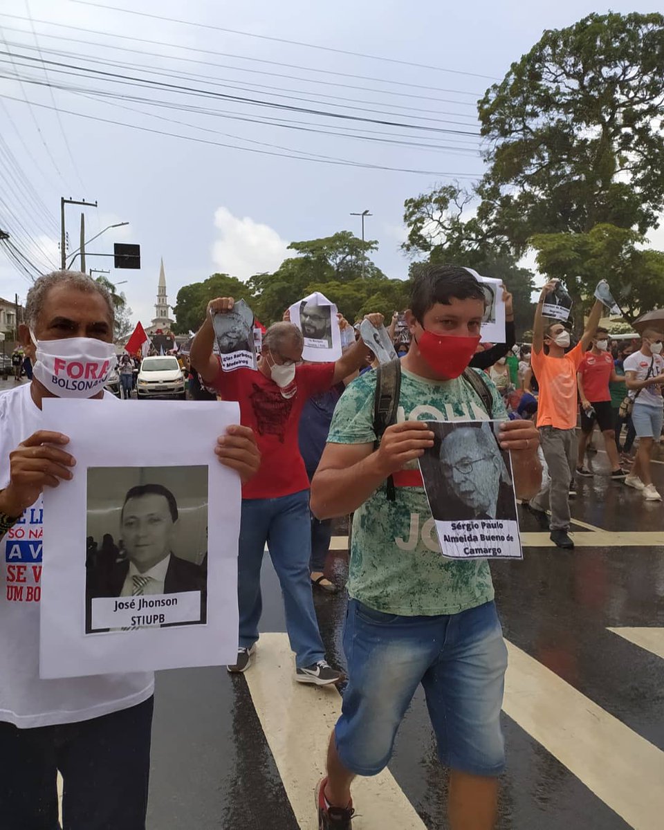 ptpb13's tweet photo. De todas as intervenções que denunciaram o genocídio em curso no Brasil, no ato #3j do último sábado (3), a mais sensível foi a que trouxe a presença de todos e todas que perderam a vida para a Covid-19.
🖤 #ForaBolsonaro #forabolsonarogenocida #PTdaParaiba #luto #lutamos https://t.co/NgSXkAC0QH
