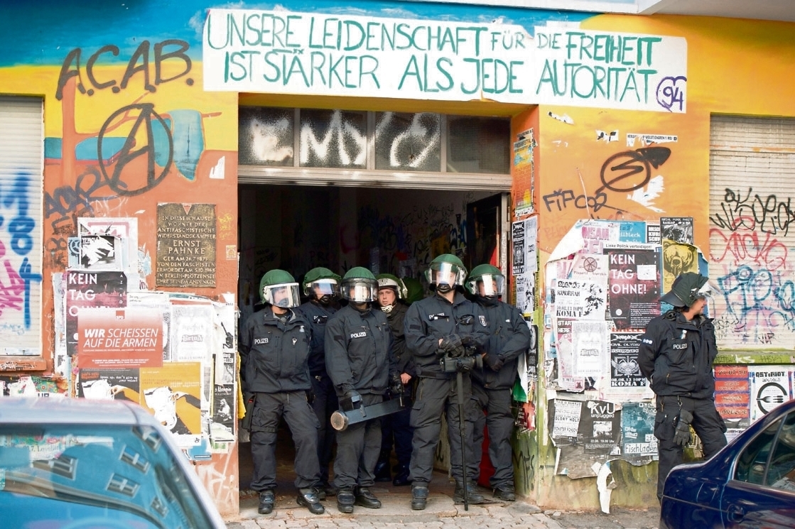Militante Öffentlichkeitsarbeit
Was ist das für eine Wohltat, wenn jemand einmal der Ohnmacht widerspricht, bei der Gewaltfrage nicht zu Boden geht und die Unruhe begrüßt, anstatt ständig um die Ruhe des Bestehenden Angst zu haben.

wolfwetzel.de/index.php/2021…