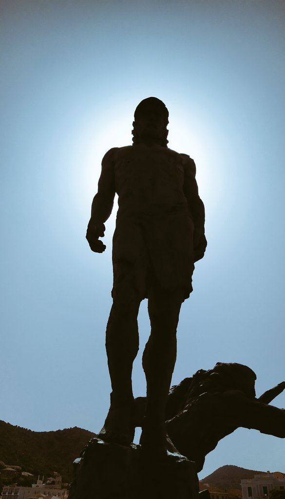 danikeral's tweet photo. Hace unos días llegué de #Ítaca.

Fue un viaje de ida y vuelta a una isla griega que vive entre la realidad y el mito. ¿Es la Ítaca actual la Ítaca de la #Odisea, la de este hombre de silueta forzuda?

Va hilo👇🧵: https://t.co/Q5WQCZcQzE