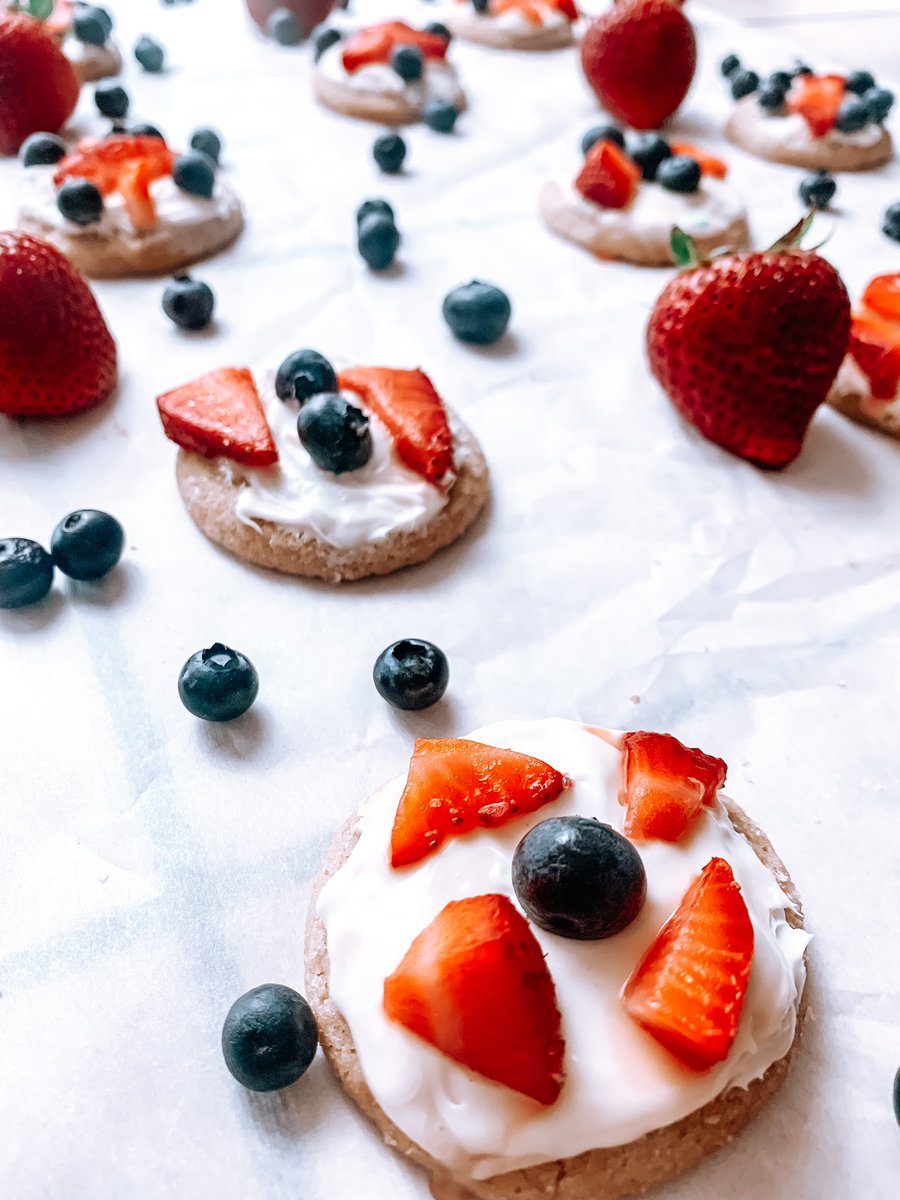 Check out these #top8free food allergy friendly fruit pizzas I made for #FourthofJuly