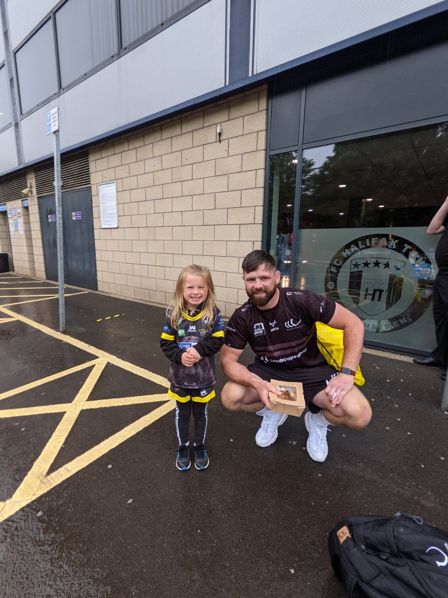 JHamer21's tweet photo. Brilliant game of rugby @HalifaxPanthers &amp; @WidnesRL! But for Ruby the best part was seeing her hero Ste Tyrer after, waited in the rain and was worth it as he came out and noticed her straight away asking where her drum was 😂🥁. Stevie T you made a little girl very happy. ❤️ https://t.co/xI2VZTOGLW