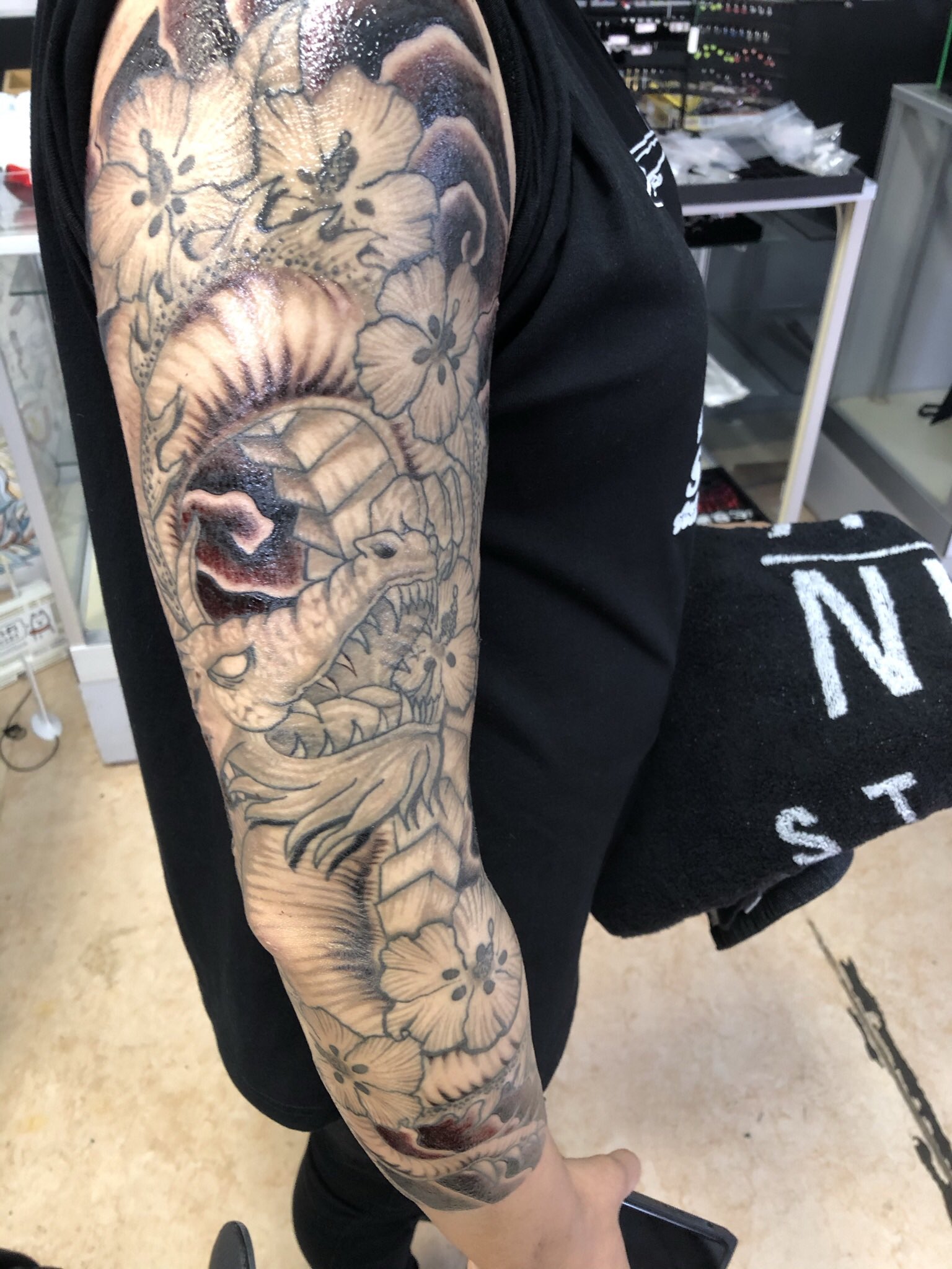 剛針刺青】沖縄 刺青 タトゥー | 扇子と菊 Aさん、お疲れ様で