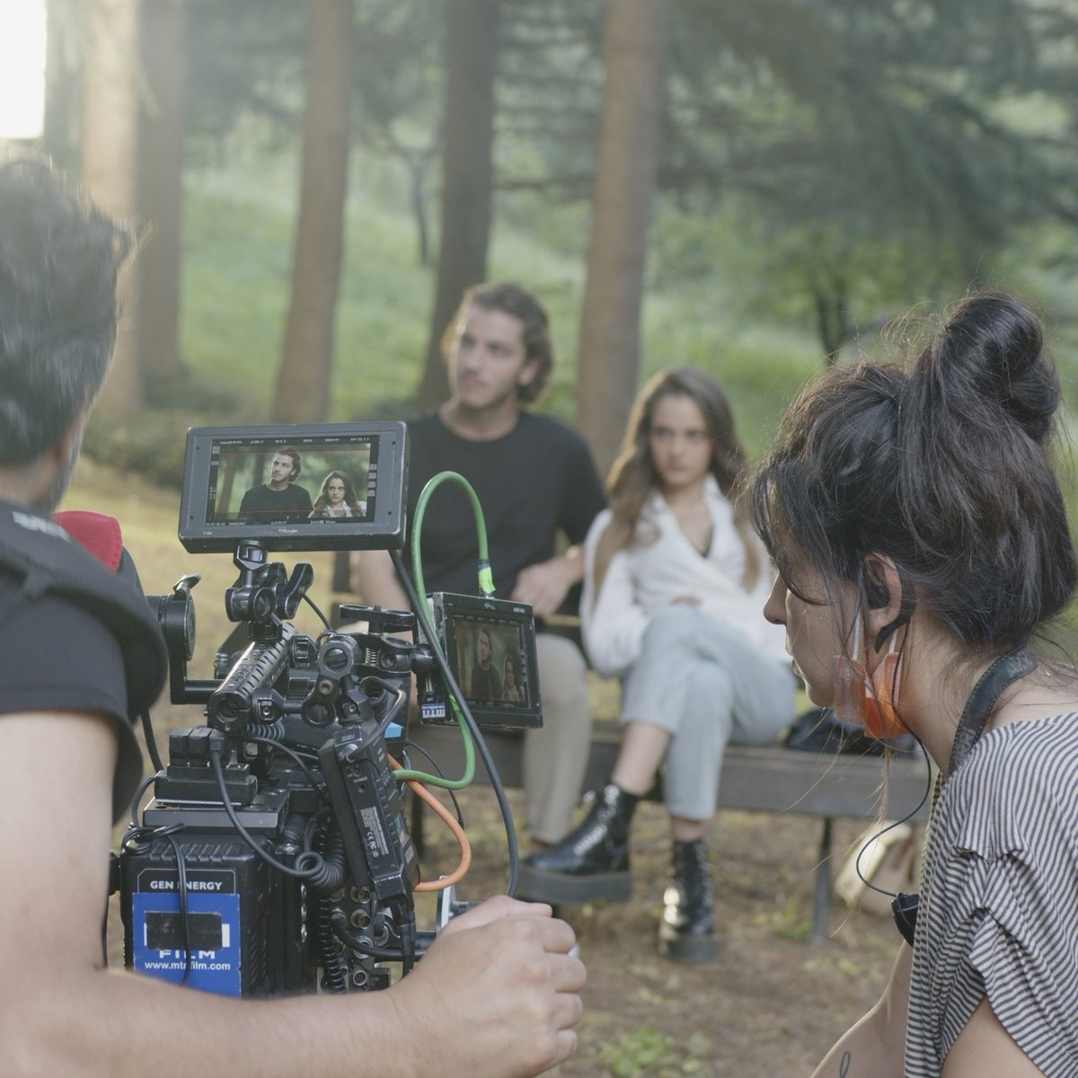 HBOMaxTR's tweet photo. Yeni sezon hazırlıklarımıza hız kesmeden devam ediyoruz! Setlerden selam getirdik! 💙 #Saygı #SokağınÇocukları #Yeşilçam #İlkveSon https://t.co/3E4Wpda4mb