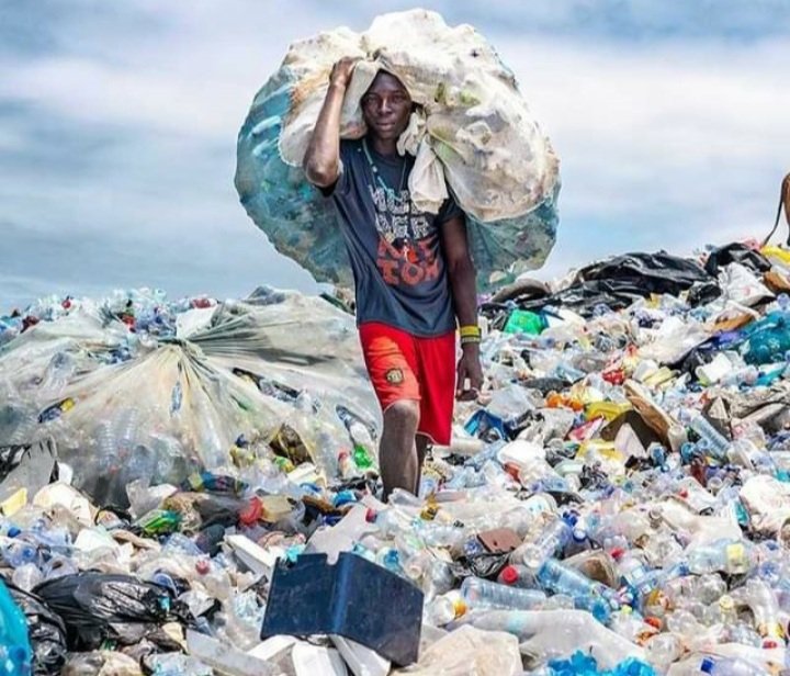 dorcas_kitenge's tweet photo. SOS: La terre, l'eau, l'air en détresse!!
Où est L'éthique environnemental?? Agissons autrement !!
La nécessité de l'économie circulaire au secours de dechets plastique s'impose.
#ungeneva #protectionenvironement
@CJ4Africa @NELLYTSHELAMUT @objectif2030 @AJEDRDC @BillKakurusi https://t.co/gzeXYkNW4o