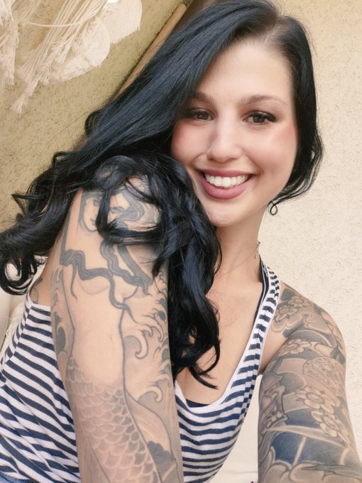 Mit Locken kannste rocken. Oder so &auml;hnlich. #HappySunday #retweet #summer https://t.co/Wymgw8c0sc<a href="/tag/happysunday"class="tags">#HappySunday</a><a href="/tag/summer"class="tags"><span>#summer</span></a><a href="/tag/retweet"class="tags"><span>#retweet</span></a>
