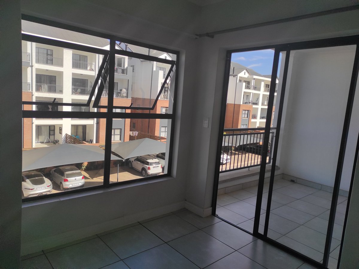 XHOSA_SOUL's tweet photo. 1 bed apartment available to rent at The Blyde Crystal lagoon estate in Pretoria East. DM to arrange viewing if interested. https://t.co/tqNxdL1aAU