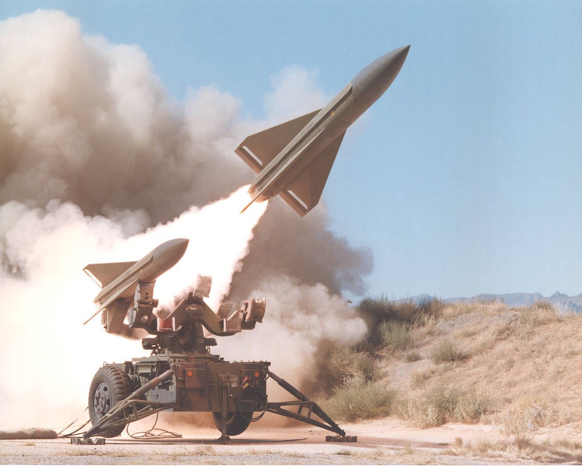 ARMAGEDON_70's tweet photo. El Regimiento de Artillería Antiaérea 74 del Ejército español recibe sistemas de misiles Hawk actualizados. Con esta modernización aumenta su operatividad más allá de 2030. 
El Raytheon MIM-23 Hawk es un misil tierra-aire de alcance medio estadounidense.  https://t.co/gdWlSStuLp https://t.co/51Q5DQVoQu
