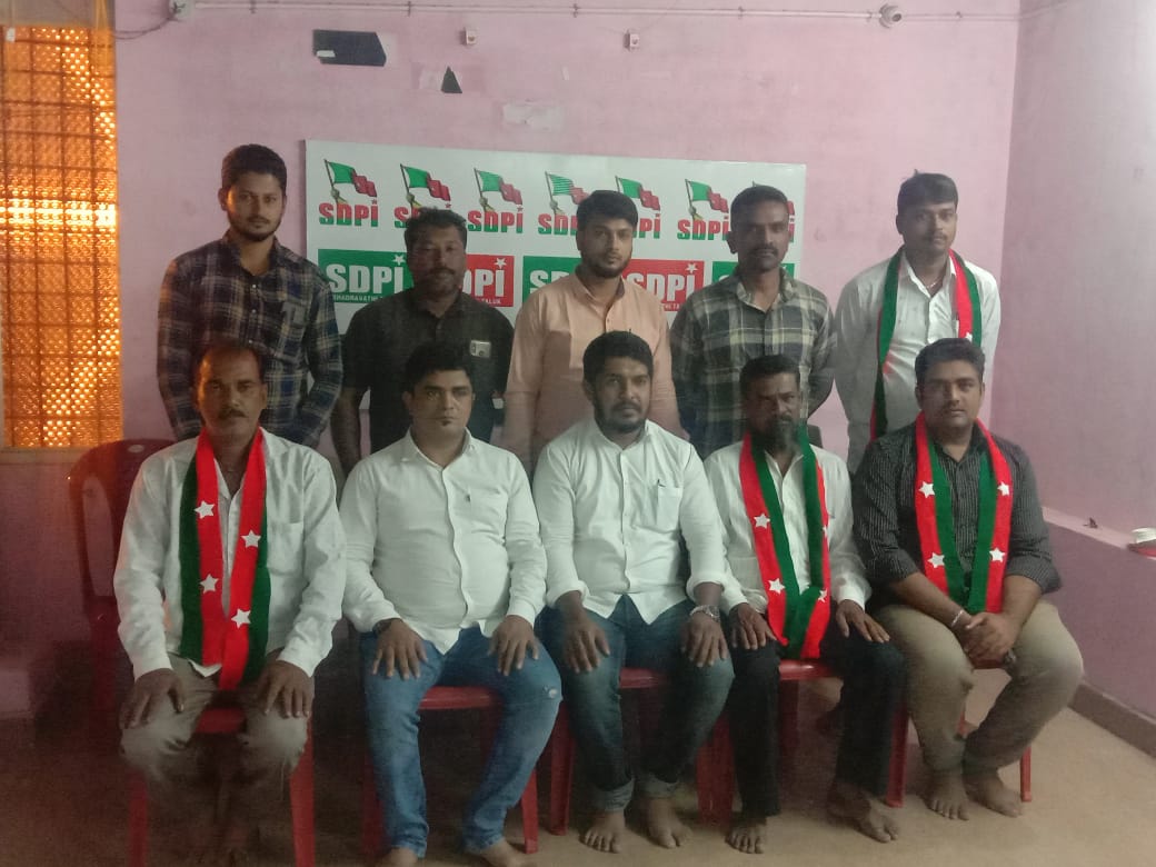 SDPIshimogga's tweet photo. ದಿನಾಂಕ:-04/07/2021,
ಶಿವಮೊಗ್ಗ ಜಿಲ್ಲೆಯ ಭದ್ರಾವತಿ ತಾಲ್ಲೂಕಿನಲ್ಲಿ ಸಮಾಜ ಸೇವಕರು ಹಾಗೂ ನಾಯಕರು ವಿವಿಧ ಪಕ್ಷಗಳನ್ನು ತೊರೆದು ಅಧಿಕೃತವಾಗಿ SDPI ಸೇರ್ಪಡೆ.  ಪಕ್ಷದ ತತ್ವ ಸಿದ್ಧಾಂತಗಳನ್ನು ಉಪ್ಪಿಕೊಂಡು ಭದ್ರಾವತಿ ತಾಲ್ಲೂಕಿನ ವಿವಿಧ ರಾಜಕೀಯ ಪಕ್ಷಗಳ ನಾಯಕರು, ಸಮಾಜಸೇವಕರು ಬೇರೆ ಪಕ್ಷಗಳನ್ನು ತೊರೆದು SDPI ಗೆ ಸೇರ್ಪಡೆಗೊಂಡಿದ್ದಾರೆ. https://t.co/8tJRcsM32T