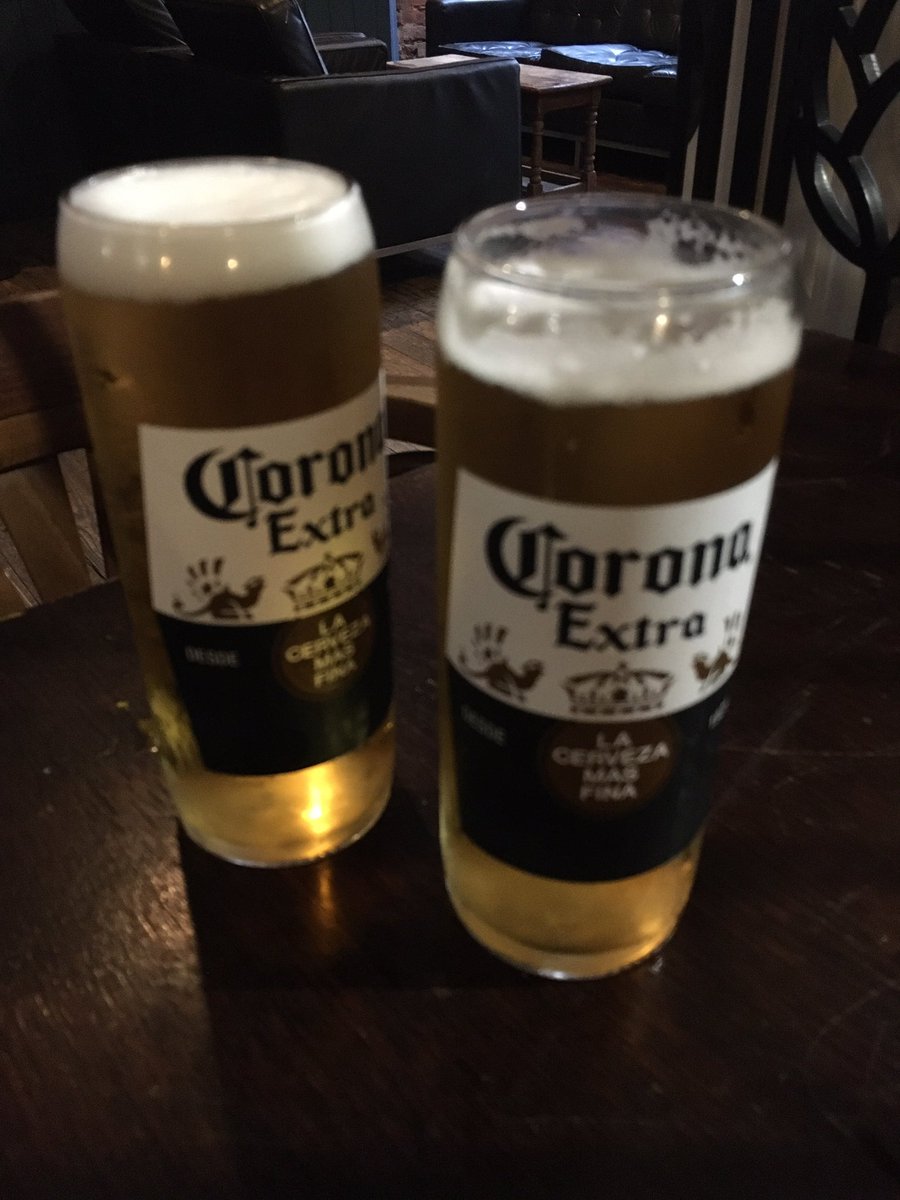 jezdrawspicture's tweet photo. Oopsie… slight table service malfunction. I seem to have acquired an additional pint. Of all the tragedies to befall my life this ain’t the worst… quite literally #MyPints https://t.co/s9E8lRlZDg