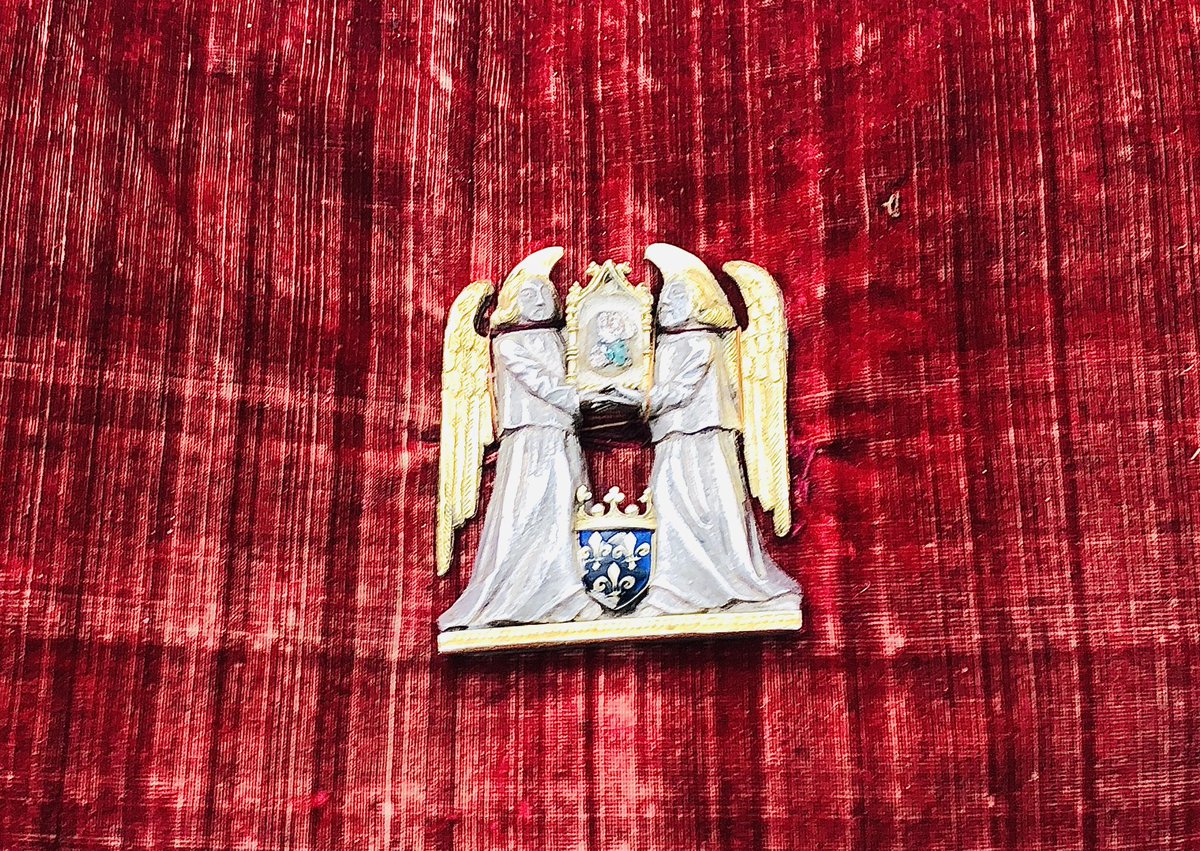 SarahPanda43's tweet photo. Procession et célébration de Notre-Dame trouvée, trésor de l’église abbatiale de Sainte-Croix à Lavoûte-Chilhac.
Découverte dans un galet le 8 juillet 1496 par deux petites filles jouant au bord de l'Allier, ses 15 millimètres en font la plus petite Vierge qui soit. https://t.co/zOSjh2mZ8U