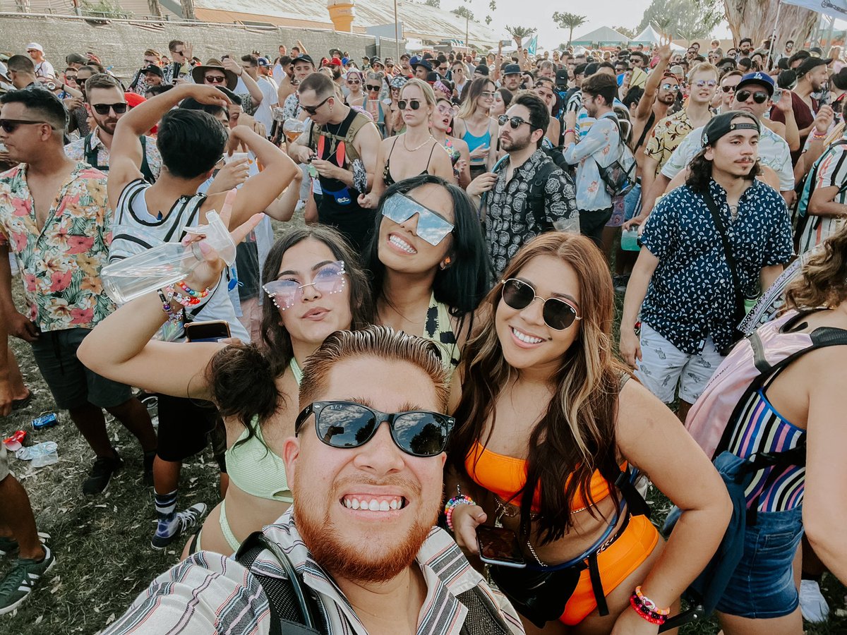 RojoPineda13's tweet photo. Last night was definitely a night to remember #MyFirstRave @daytripla https://t.co/xKN4lJNkE1