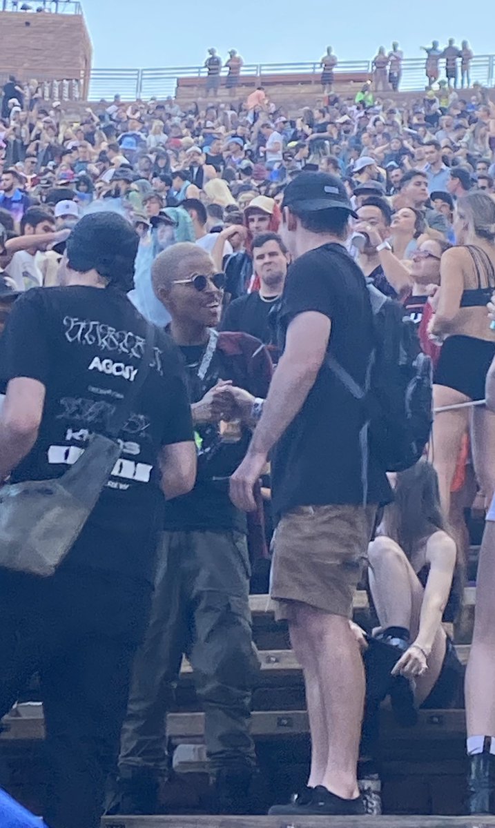 UppersMusic's tweet photo. Got a chance to tell @wtfischee how much I love and appreciate his work last night. Such a killer artist and dude 🤝❤️ !! Also stoked that my buddy snapped a couple pics for the books ✌️ https://t.co/s8KNSCvnmN