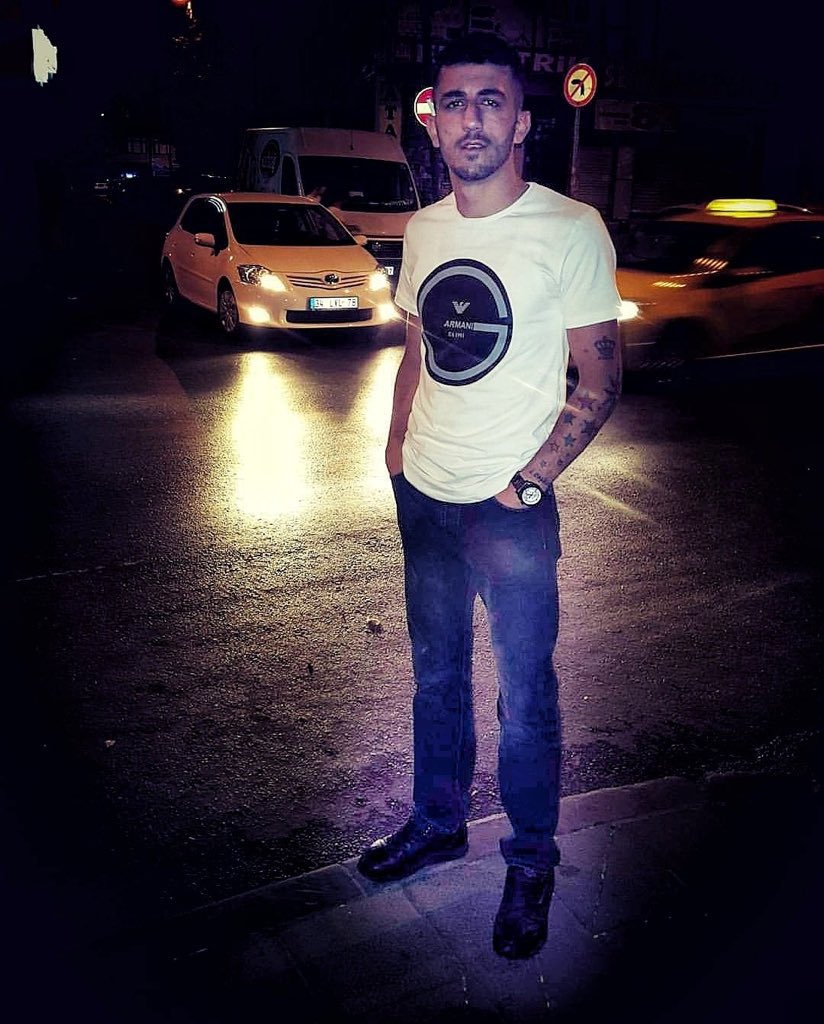 Bu şahsı herkes tanısın. Adı: Serdar Taş, Uyuştucu satıcısı ve uyuştucu içicisin. 17 yaşındaki Ebru Erdem’e tecavüz edip 9. kattan atarak katletti İstanbul Küçükçekmece’de, işlediği suçlar adli tıp raporlarıyla kanıtlanmasına rağmen tutuklu bulunduğu cezaevinden tahliye edildi.