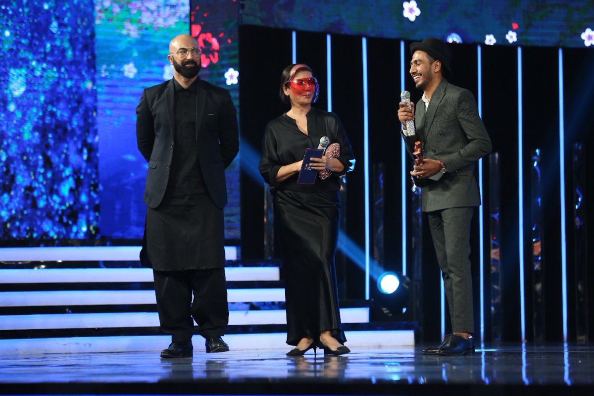 fashion_central's tweet photo. #Nabila & #HSY presenting Winner for Rising Star 2020 #KHSA21 #KASHMIRHUMSTYLEAWARDS #HSA21 #HSA #TakellPR https://t.co/wsQdl76aqv