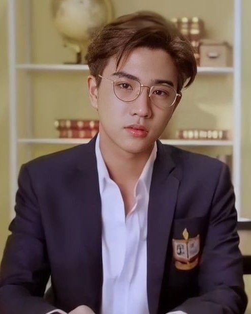PerthTiger55's tweet photo. Most people would look nerdy but @perthppe looks absolutely scrumptious and sexy β€β€β€. I literally melted when I saw this pic π # KDPPE #PerthTanapon #perthnation #tiger #tempt #NIGHTPERSTUDIO #JOOXFANkrubxPerth #LoveByChance #KeepHurting https://t.co/o1pWWZROdS