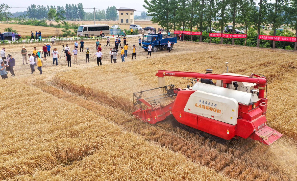 zaidalamr's tweet image. #الصين تقيم حفل افتتاح أول قاعدة تجريبية لمزرعة ذكية بدون مزارعين في مقاطعة آنهوي. تقوم بجميع العمليات من تسوية الأرض وحرثها وبذرها وإدارة الحقول وريها وحصادها، مايمثل عملية إنتاج متكاملة باستخدام التكنولوجيا والآلات الزراعية الذكية.

#AI #tech #Robotics #Robot 

@cgtnarabic