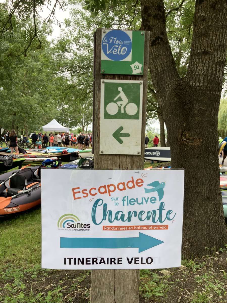 Al17460's tweet photo. Escapade sur la Charente, c'est 27.5 km sur la #flowvélo mais aussi 17km sur la Charente en  paddle, canoé ou voilier. Remarquable organisation de la #cdasaintes sous la houlette de @AlexGRENOT, Vice Président chargé du tourisme. https://t.co/mJDWEmg2Zn