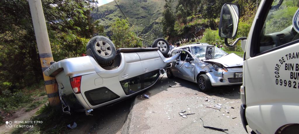 IncidenteCuenca's tweet photo. Se registra un grave accidente de tránsito en la vía Cuenca Gualaceo sector el Descanso @tomebamba @elmercurioec https://t.co/HpSB3uLmF6