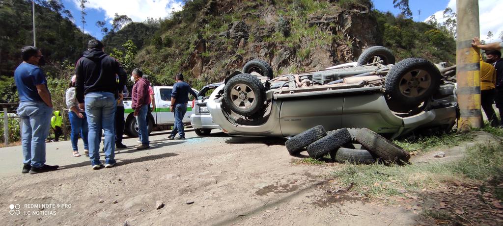 IncidenteCuenca's tweet photo. Se registra un grave accidente de tránsito en la vía Cuenca Gualaceo sector el Descanso @tomebamba @elmercurioec https://t.co/HpSB3uLmF6