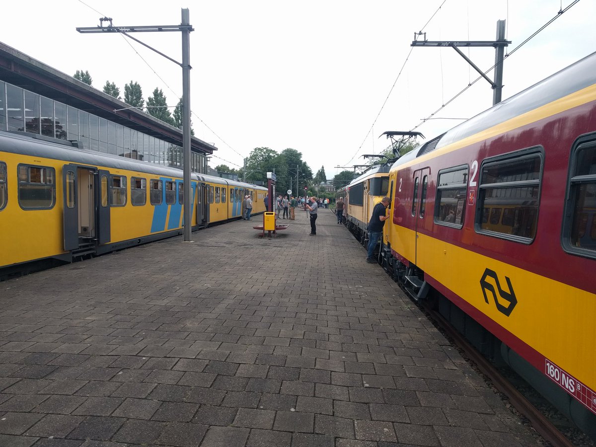 RobertSlagter's tweet photo. Aan de #railmuseumsafari komt bijna een einde.. nog een korte stop gemaakt bij het @Spoorwegmuseum en nu naar Amersfoort onderweg. Dank voor de goede organisatie https://t.co/p7s96kFdAw en #2454crew en #railexperts en natuurlijk @TanjaSlagter voor je gezelligheid! https://t.co/sMtJ2jtll9