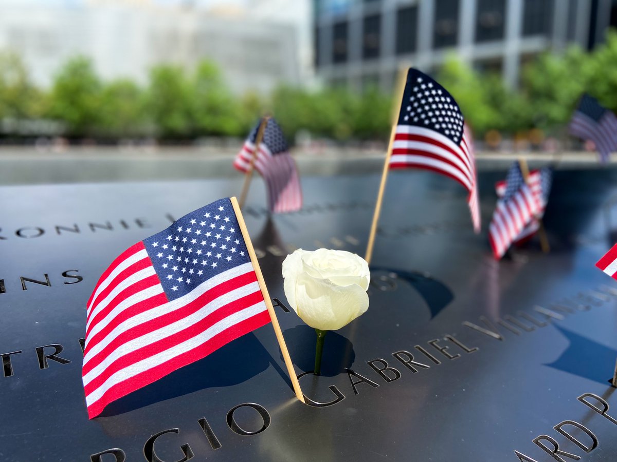 ニューヨークお散歩通信 7月4日 日 独立記念日のニューヨークです 午前中は曇ってましたが 太陽が出てきました 9 11メモリアルのsouth Poolの周りには 数多くのアメリカ国旗が取り付けられています ニューヨークの風景