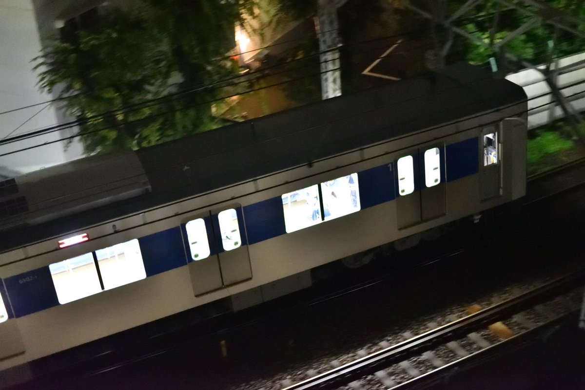 821bunnygirl's tweet photo. #都営三田線 #6500形 #6502F 7/4深夜(7/5未明)
今までと違って先頭車両の車内灯が点灯してたので気にはなってたけど、確認したら6502Fだった。
深夜試運転としては最初かなー? https://t.co/LScnZ45YAW