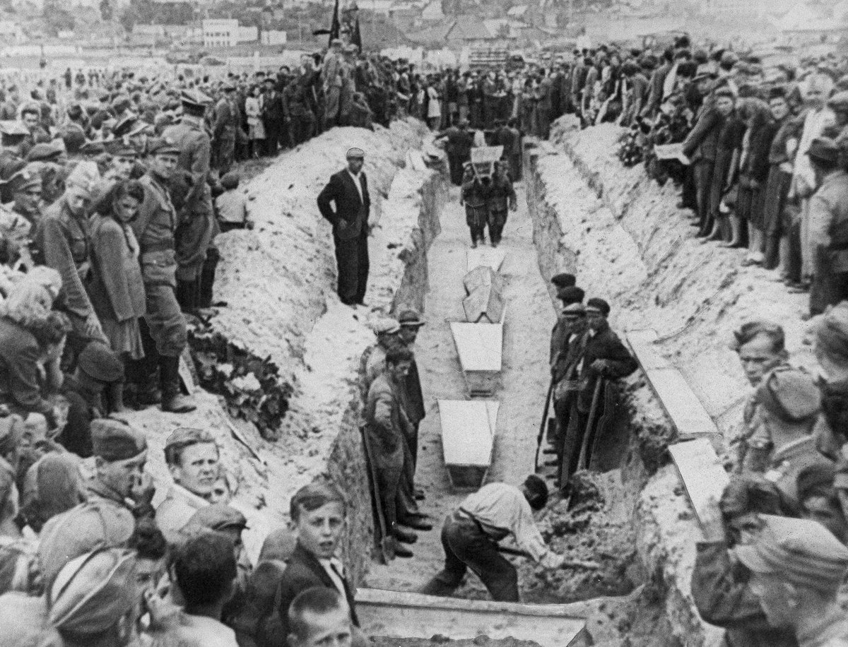 joleffers's tweet photo. Das alarmierende Signal von Kielce: Noch nach dem Holocaust wütete heute vor 75 Jahren in Polen ein antisemitischer Mob. Bei einer Hetzjagd wurden 42 Menschen ermordet, 80 verletzt – dann begann der Massenexodus osteuropäischer Juden nach Deutschland. https://t.co/F6PFezjPFk https://t.co/I8vDtPhP0d