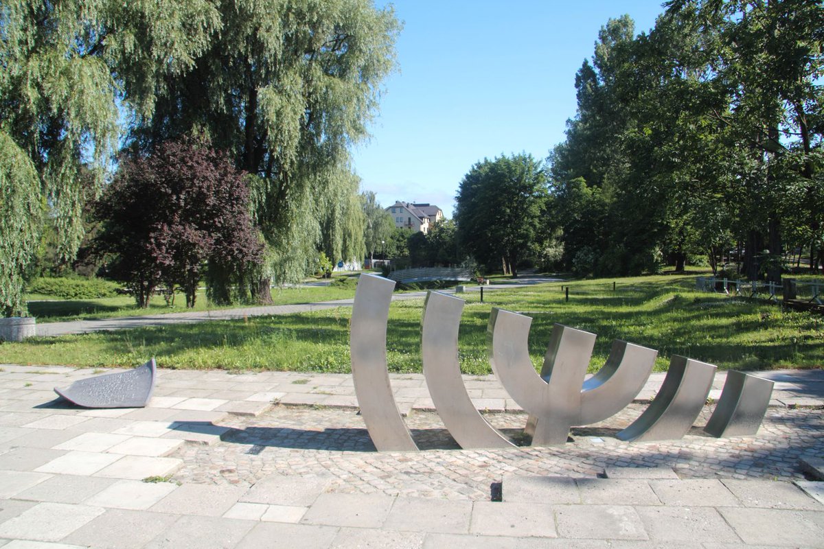 joleffers's tweet photo. Das alarmierende Signal von Kielce: Noch nach dem Holocaust wütete heute vor 75 Jahren in Polen ein antisemitischer Mob. Bei einer Hetzjagd wurden 42 Menschen ermordet, 80 verletzt – dann begann der Massenexodus osteuropäischer Juden nach Deutschland. https://t.co/F6PFezjPFk https://t.co/I8vDtPhP0d