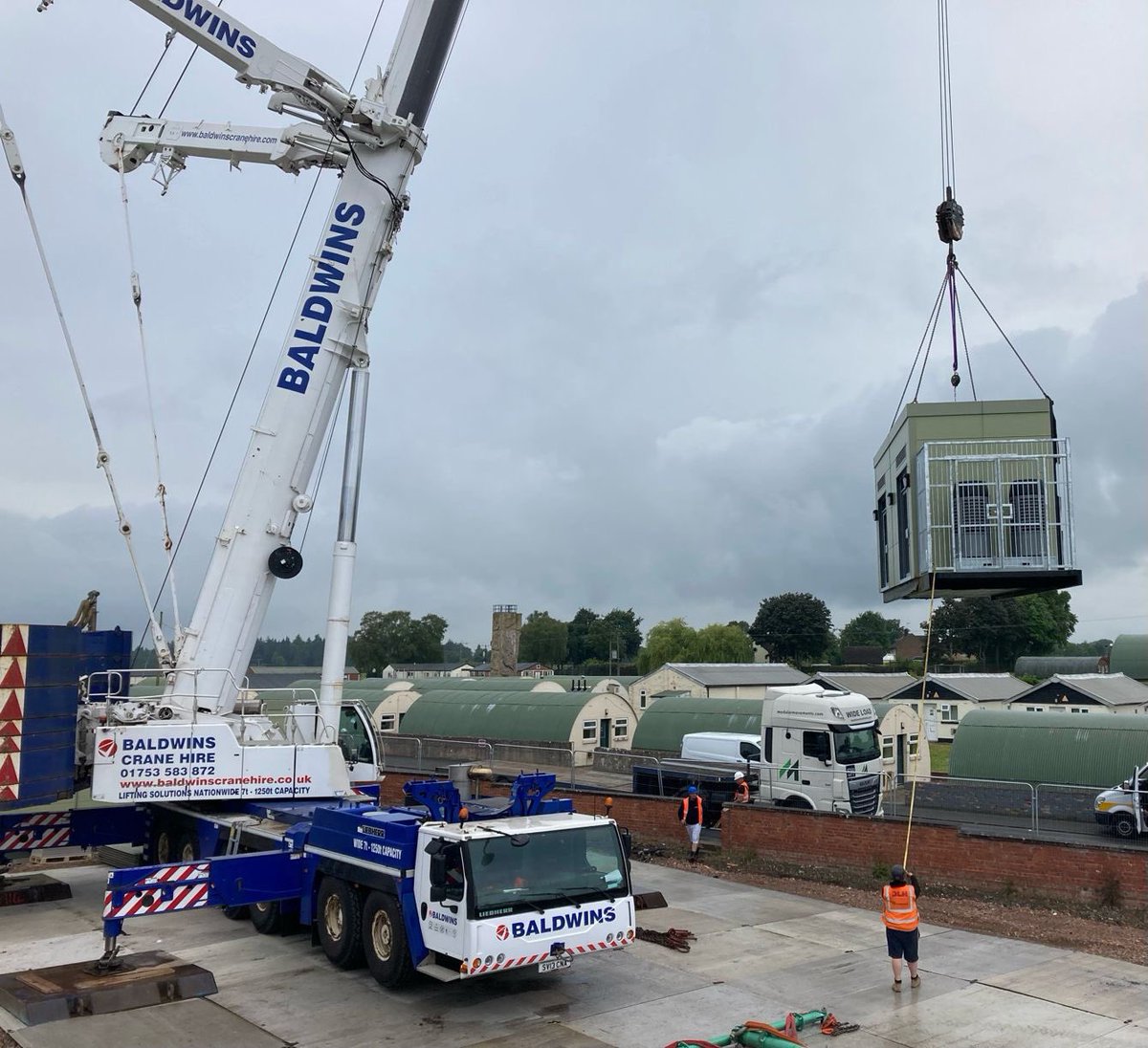 HeavyLiftHQ_'s tweet image. Baldwins Crane Hire, Mobile Crane installing Modular Buildings

📸 DLH Lifting Services @BaldwinsHEAVY #ModularBuildings #PremierModular #Portakabin #IntegraBuildings #ElliottBuildings #CatFoss #NHS #Education