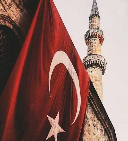 Biz,kısık sesleriz...minareleri,
Sen,ezansız bırakma ALLAHIM!
Ya çağır şurda bal yapanlarını,
Ya kovansız bırakma ALLAHIM!
Mahyasızdır minareler...göğü de,
Kehkeşansız bırakma ALLAHIM!
Müslümanlıkla yoğrulan yurdu,
Müslümansız bırakma ALLAHIM!

#TürkümMüslümanım