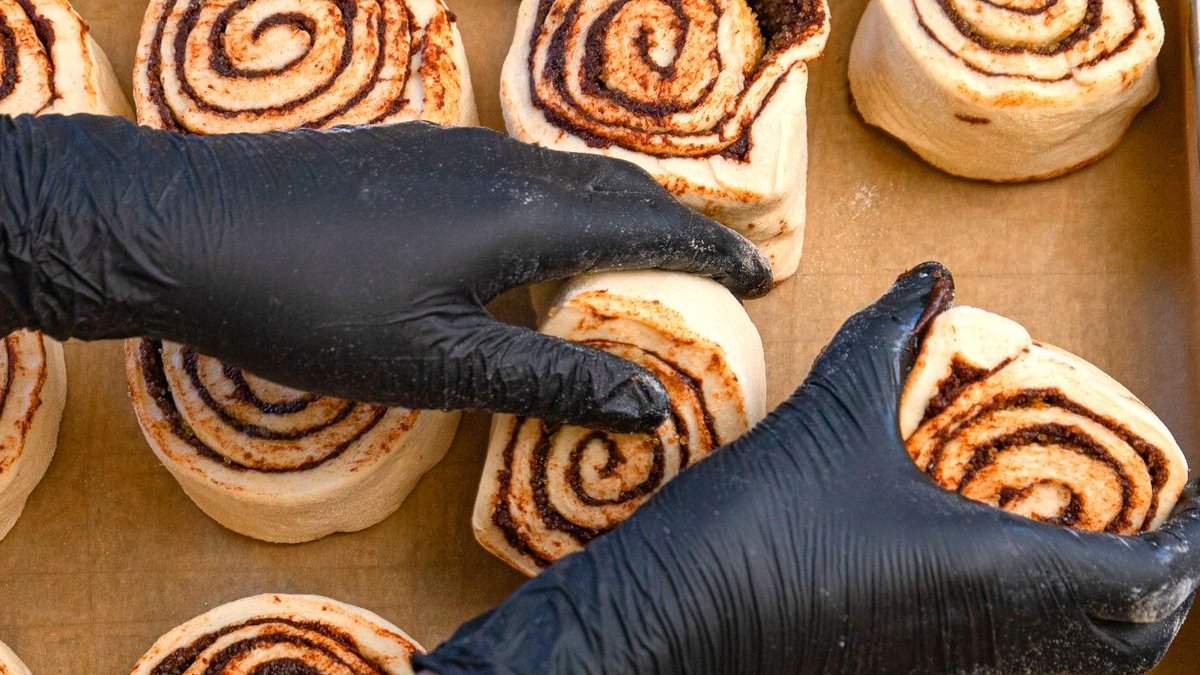 Brammibals's tweet photo. Good morning! A few hours ago, our bakers gently woke up our cinnamon buns. ๐ค Now that they hopped out of the oven baked golden brown and covered in vegan cream cheese icing, you can get them in our stores for #mondaybunday ๐คฉโ https://t.co/midhc1CozF