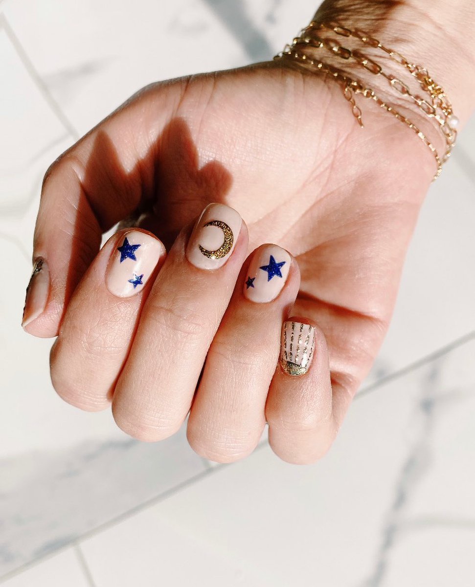 TheHangEdit's tweet photo. https://t.co/UUwKsNTqEi
Nearly forgot it was Fourth of July being here in England. Here are some Fourth-ish nails that don’t scream ‘Mericuh! too much 😅! Instead they have some good cosmic juju sprinkled on it. Happy Fourth everyone !!!! #repost https://t.co/YvF8wvtave
