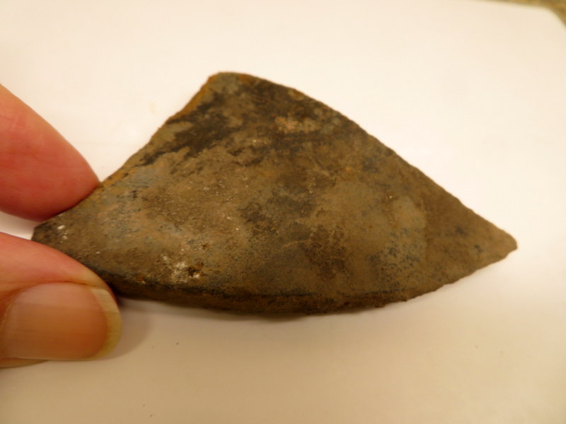 cemvanhout's tweet photo. #archeologie #wandelen #Holterberg #Beuseberg #Holten #Overijsel Mijn blik is vaak op de grond gericht. Afval = keramiek l. ijzer r. en steen m. worden blijkbaar al eeuwen gebruikt om (oude) paden effen en droog te houden. Zit hier nog wat interessants tussen? @DeArcheoloog https://t.co/0vunBlEYdm