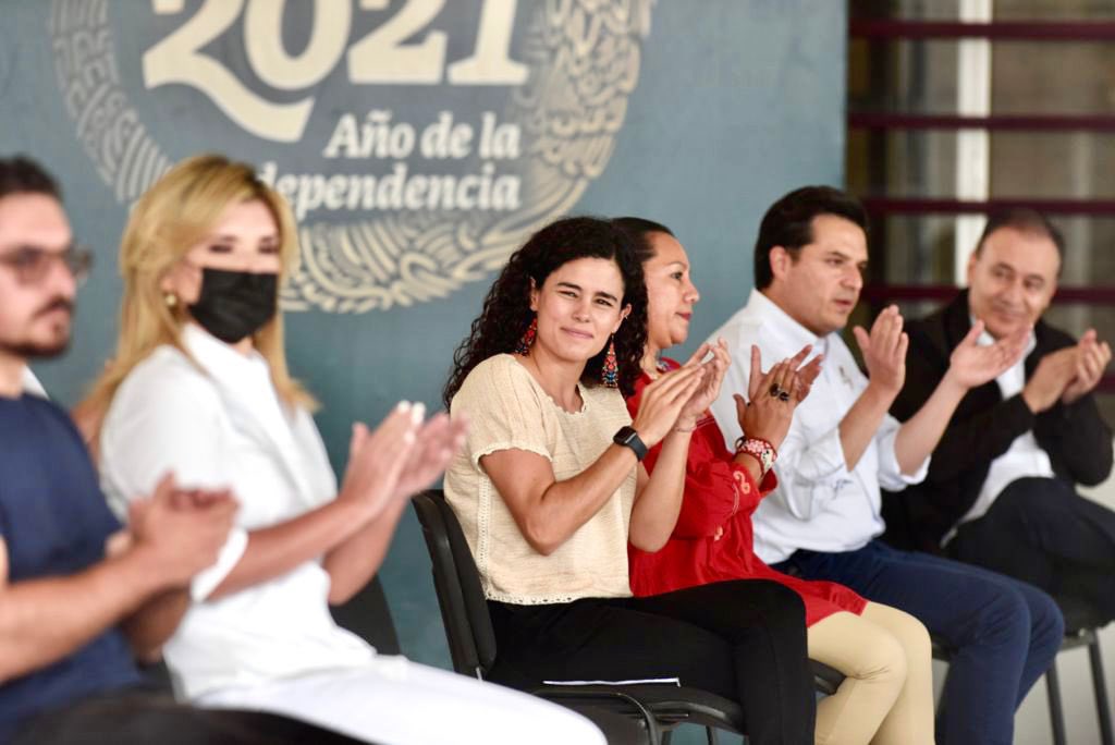 LuisaAlcalde's tweet photo. En #Cananea, cuna de la Revolución, existe una deuda histórica con la comunidad minera. Por instrucción del Presidente @lopezobrador_ presentamos un Plan de Justicia en 5 ejes:

1. Justicia laboral 
2. Seguridad social 
3. Bienestar
4. Mejoramiento urbano 
5. Salud ambiental https://t.co/Uu1U3cPcd7